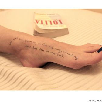 Zde je další fotografie, tentokrát s citátem z knihy Lolila na chodidle.