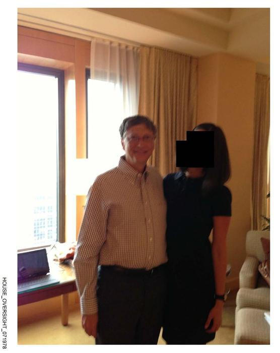 Bill Gates byl též vyfocen s neznámou ženou.