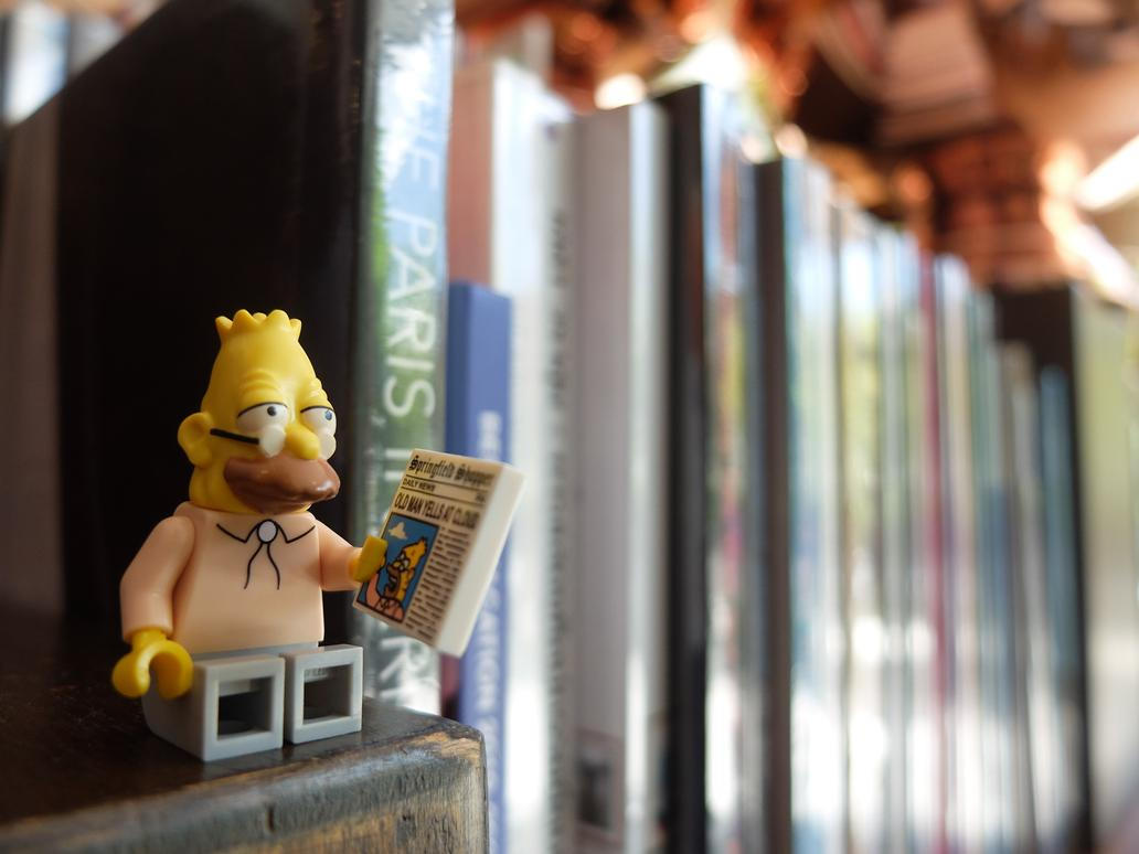 Dědu Simpsona v českém znění namluvil legendární dabér Dalimil Klapka, a to až do 33. řady seriálu; po jeho smrti ho namlouvají další dabéři, zatímco v původním znění (v angličtině) mluví dědu Dan Castellaneta, který namlouvá i Homera Simpsona.