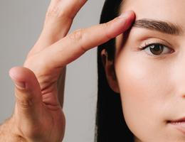 Líčení pro povislá víčka: technika, která pozvedne oči a opticky vás omladí klidně o 10 let.
