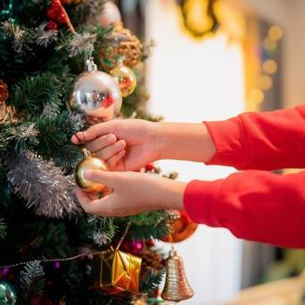 Zdobení vánočního stromečku může odhalit závažná onemocnění.