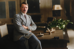 Adolf Hitler sedí ve 30. letech ve své pracovně za stolem