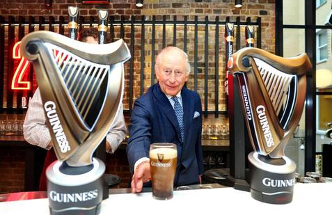 Škoda tyhle fotky minout: Král za pípou, setkání lvů nebo padlá Socha Svobody