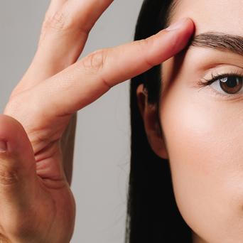 Líčení pro povislá víčka: technika, která pozvedne oči a opticky vás omladí klidně o 10 let.