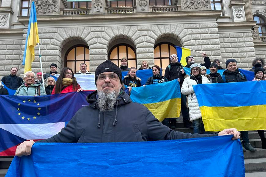 Stojí před muzeem, aby na něj vrátili vlajku Ukrajiny. „Nic proti Česku,“ zdůrazňují