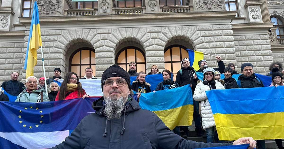 Stojí před muzeem, aby na něj vrátili vlajku Ukrajiny. „Nic proti Česku,“ zdůrazňují