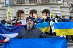 Jeden z hlavních organizátorů akce Štafeta pro vlajku Petr Lázňovský s dalšími aktivisty, kteří bojují za návrat ukrajinské vlajky na budovu pražského Národního muzea.