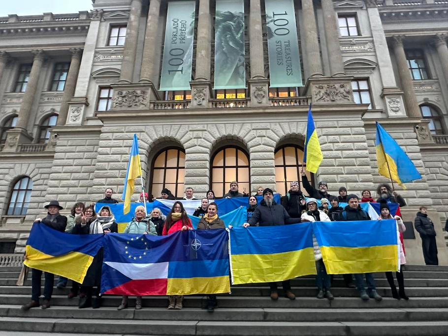 Lidé, kteří podporují návrat ukrajinské vlajky na budovu Národního muzea, se sešli před budovou poslední víkend před Vánocemi.