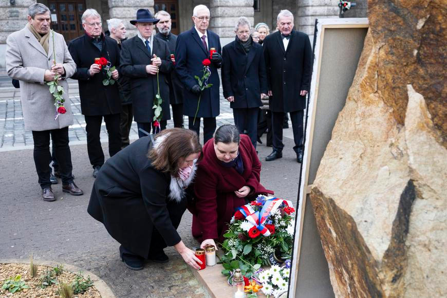 Dva roky poté. Česko si připomíná oběti tragické střelby na filozofické fakultě
