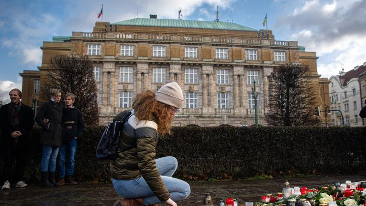 Filozofická fakulta v Praze den po střelbě, při které zahynulo 14 lidí