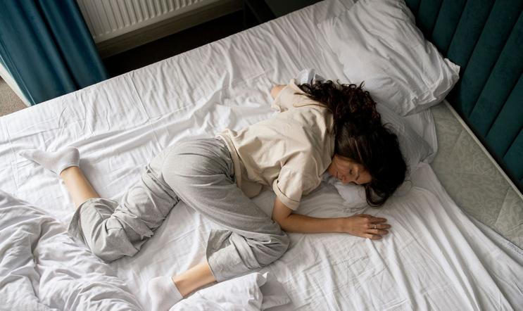 spánek, postel, žena