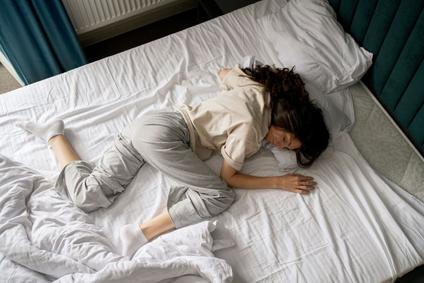 spánek, postel, žena