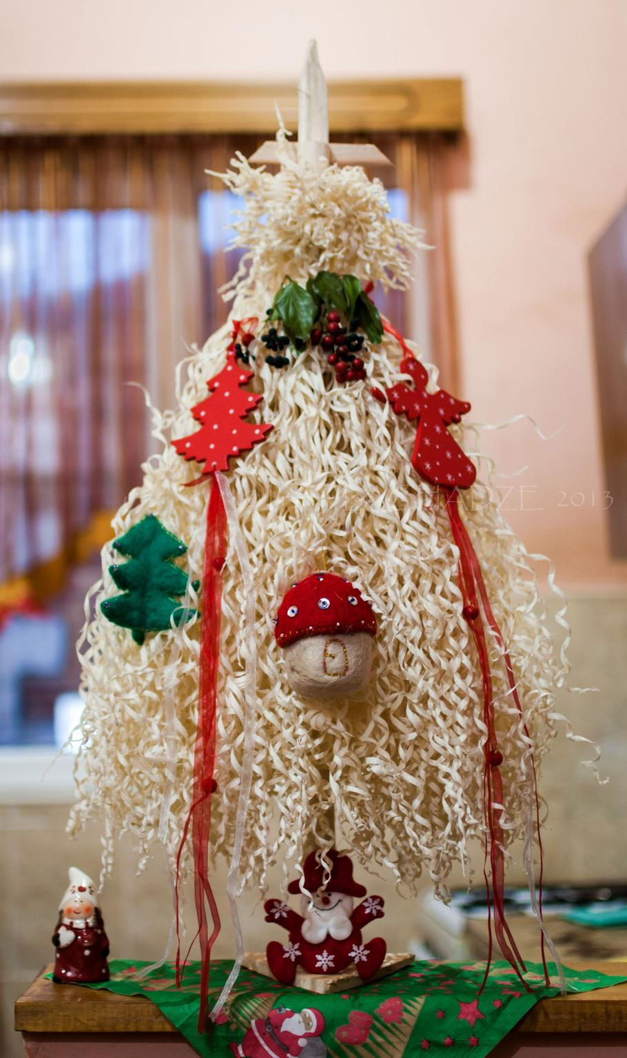 Gruzínské čičilaki se vyrábí z větví lísky či ořešáku, z nichž se ostrým nožem po délce strouhají dlouhé tenké hobliny, které zůstávají nahoře spojeny s větví a kroutí se podél ní, takže podle lidového podání připomínají vousy svatého Basila.