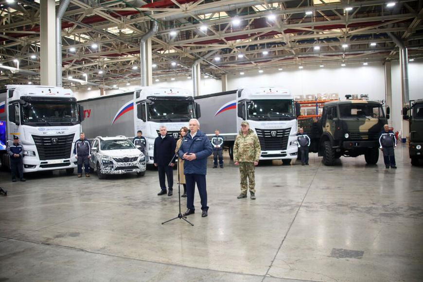 "Vítězství bude naše." Ruský Kamaz poslal vojákům na frontu starý prototyp Renaultu