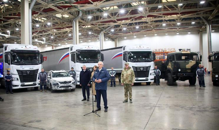 Nikdy nevyráběný Renault Sandero, na snímku mezi nákladními vozy Kamaz.