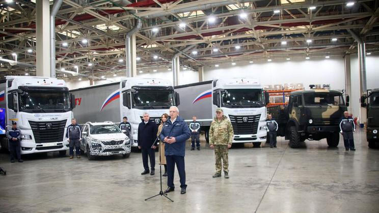 Nikdy nevyráběný Renault Sandero, na snímku mezi nákladními vozy Kamaz.