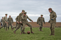 Propagandistická inscenovaná fotografie britských a německých vojáků při fotbalovém zápase během vánočního příměří 1914.