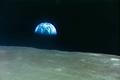 Nejslavnější fotografie naší planety - Východ Země (Earthrise) -  pořízené na Štědrý den roku 1968 posádkou Apolla 8.
