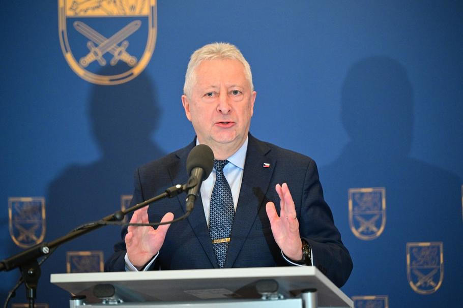 Ministr obrany Jaromír Zůna (za SPD) představuje svou vizi resortu obrany, 19. prosince 2025, Praha.