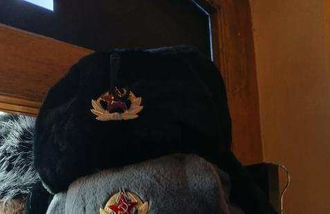 Čepice, srp a kladivo, prodej