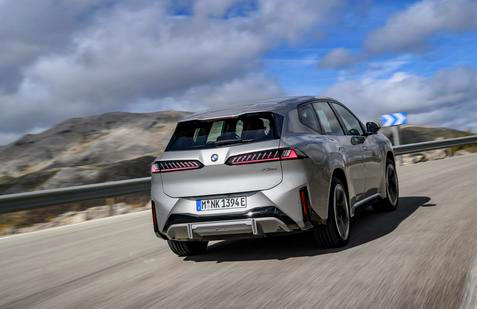 BMW iX3 50 xDrive má systémový výkon 345 kW (469 k) a točivý moment 645 Nm.