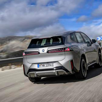 BMW iX3 50 xDrive má systémový výkon 345 kW (469 k) a točivý moment 645 Nm.