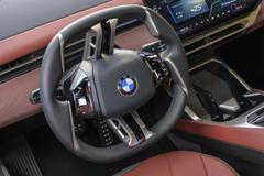 Volant s rameny „do kříže“ působí trochu zvláštně.