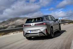 BMW iX3 50 xDrive má systémový výkon 345 kW (469 k) a točivý moment 645 Nm.