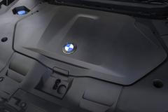 Pod přední kapotu se vešel frunk.