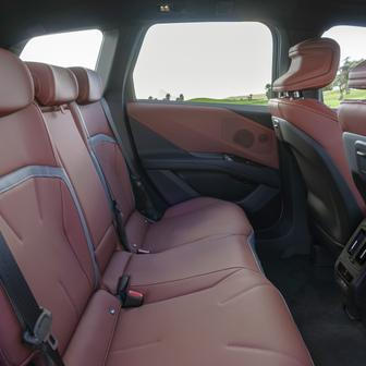 Zadní sedadla nejsou posuvná, dá se však nastavit sklon opěradla.