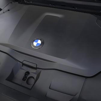 Pod přední kapotu se vešel frunk.