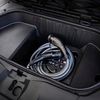 Je dostatečně velký na to, aby se do něj pohodlně vešly kabely i povinná výbava.