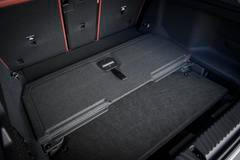 Dvojité dno podlahy vyrovnává přechod mezi prahem a složenými sedadly do jedné roviny.