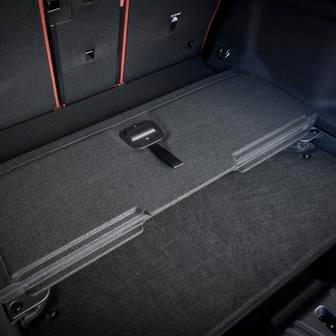 Dvojité dno podlahy vyrovnává přechod mezi prahem a složenými sedadly do jedné roviny.