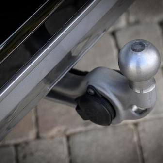 Na kouli se dá táhnout brzděný přívěs do 2000 kg.