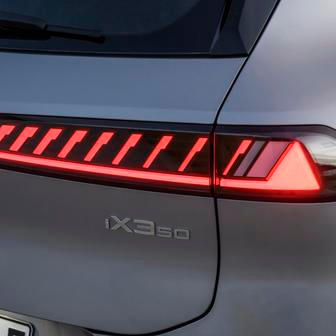 Zadní světla mají „standardní“ tvar. Světelnou lištu přes celé auto tu nenajdeme.