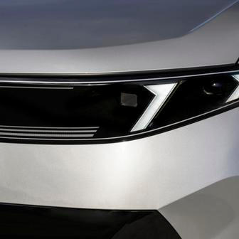 Přední světla jsou nenápadně skryta v tmavé čelní masce. Po čtyřech kulatých reflektorech, dlouhá desetiletí pro BMW typických, nezůstala žádná památka.