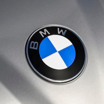 Logo BMW není podsvícené ani na jedné straně auta.