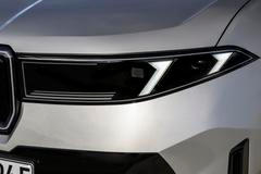 Přední světla jsou nenápadně skryta v tmavé čelní masce. Po čtyřech kulatých reflektorech, dlouhá desetiletí pro BMW typických, nezůstala žádná památka.