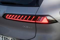 Zadní světla mají „standardní“ tvar. Světelnou lištu přes celé auto tu nenajdeme.