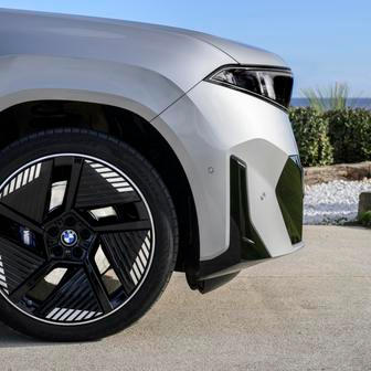 Příď iX3 je vysoká a kolmá. Kola standardně dvacetipalcová.