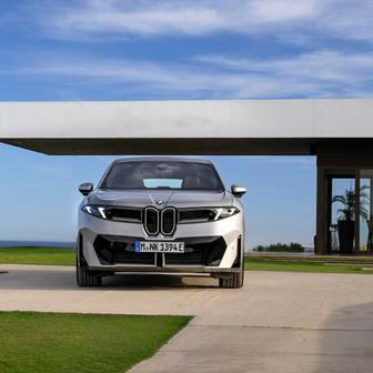 Střídavým proudem se dá vůz nabíjet 11 kW. Možnost přikoupit si 22kW nabíjení by měla být k dispozici od března příštího roku.