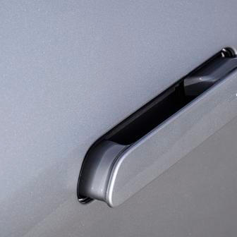 Kliky jsou elektrické a výsuvné. Nouzově se dá auto otevřít i mechanickým klíčkem.