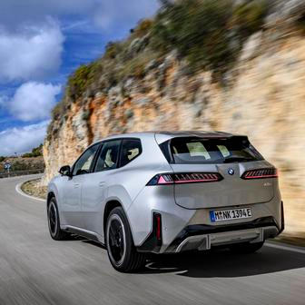 Dojezd podle WLTP na jedno nabití je až 805 kilometrů.