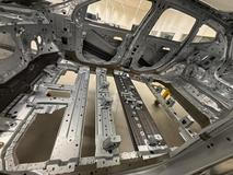 Takto vypadá podlaha. BMW iX3 ve skutečnosti žádnou nemá, nahrazuje ji baterie.