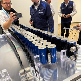  Baterie BMW iX3 sestává z malých cylindrických článků.