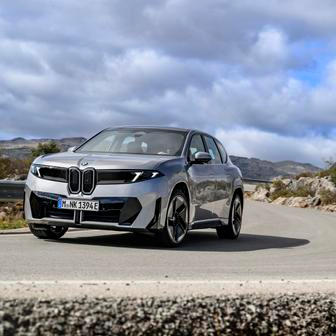 Pohotovostní hmotnost auta je 2285 kg.