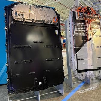 Baterie BMW iX3 tvoří jeden celek, a to včetně výkonové techniky.