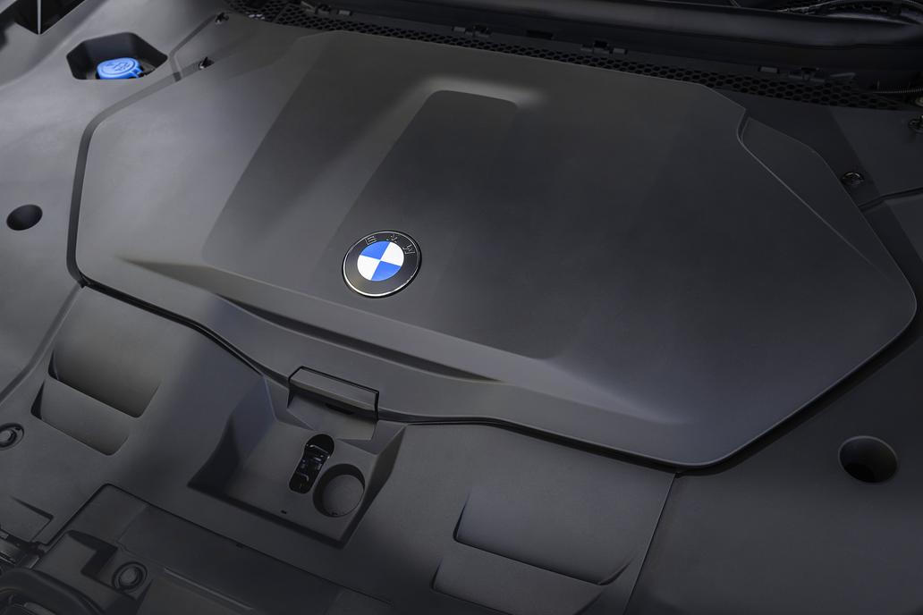 Pod přední kapotu se vešel frunk.