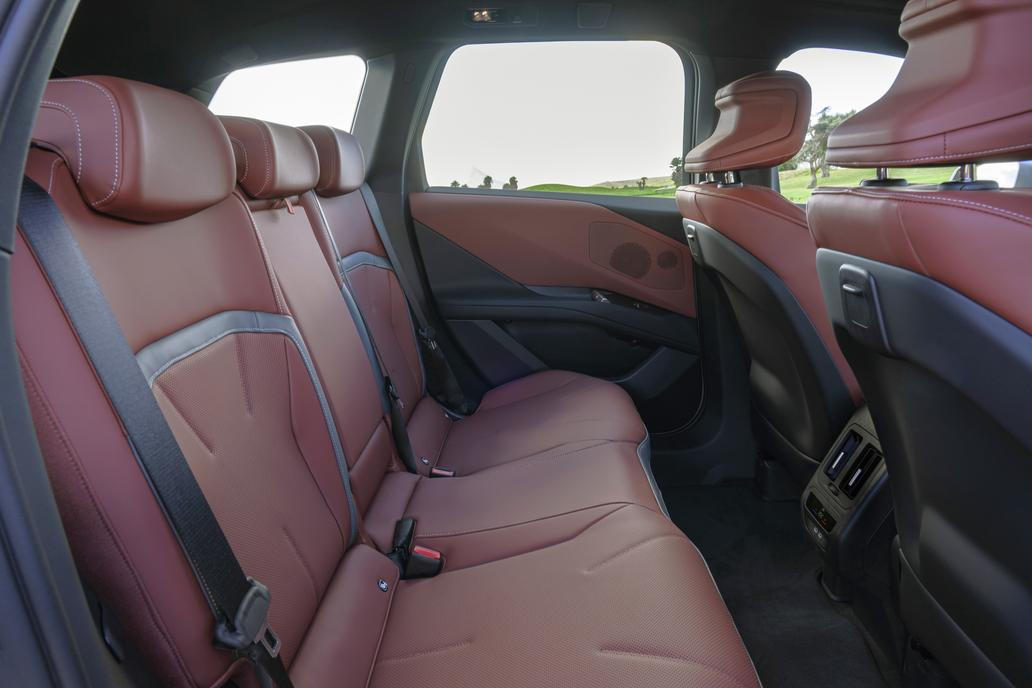 Zadní sedadla nejsou posuvná, dá se však nastavit sklon opěradla.